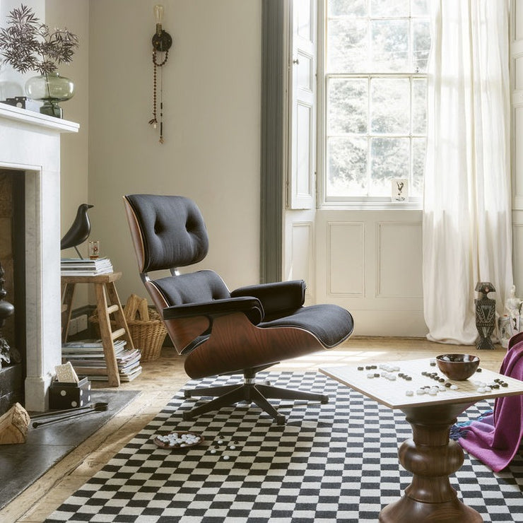 Da ekteparet Charles og Ray Eames designet denne klassikeren i 1956, var målet å lage den perfekte lenestol som både var elegant, überkomfortabel, hadde godt håndtverk og materialer av ypperste kvalitet.