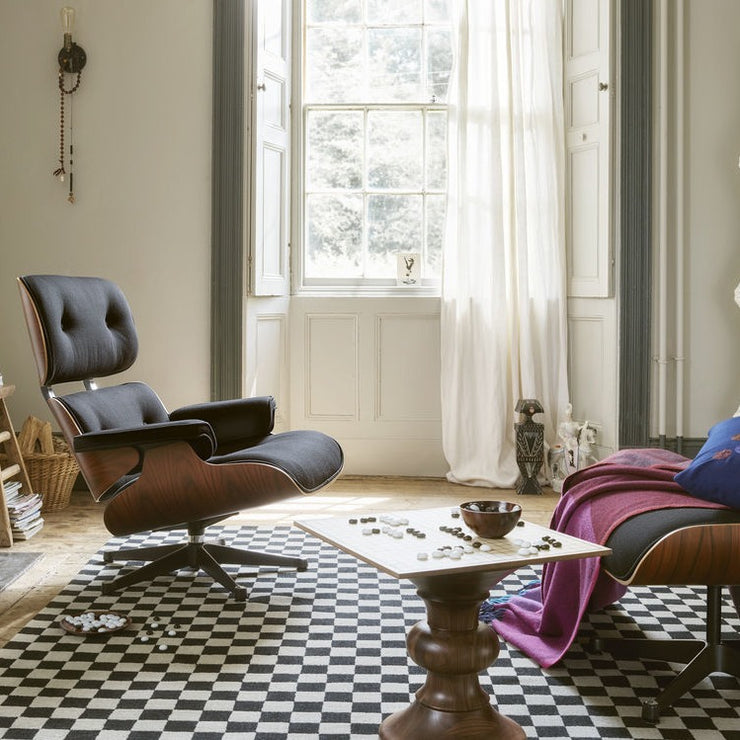 Da ekteparet Charles og Ray Eames designet denne klassikeren i 1956, var målet å lage den perfekte lenestol som både var elegant, überkomfortabel, hadde godt håndtverk og materialer av ypperste kvalitet.