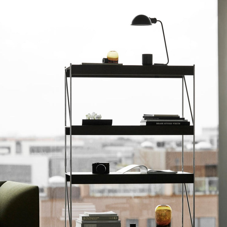 Lampen har et industriellt uttrykk og en tydelig silhuett. 