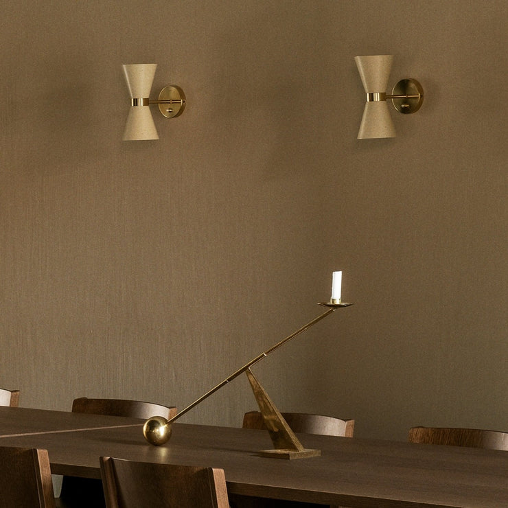 Vegglampen Collector er designet av Alf Svensson på midten av 1950-tallet og består av en kremfarget, konisk og perforert skjerm med elegante messingdetaljer.
