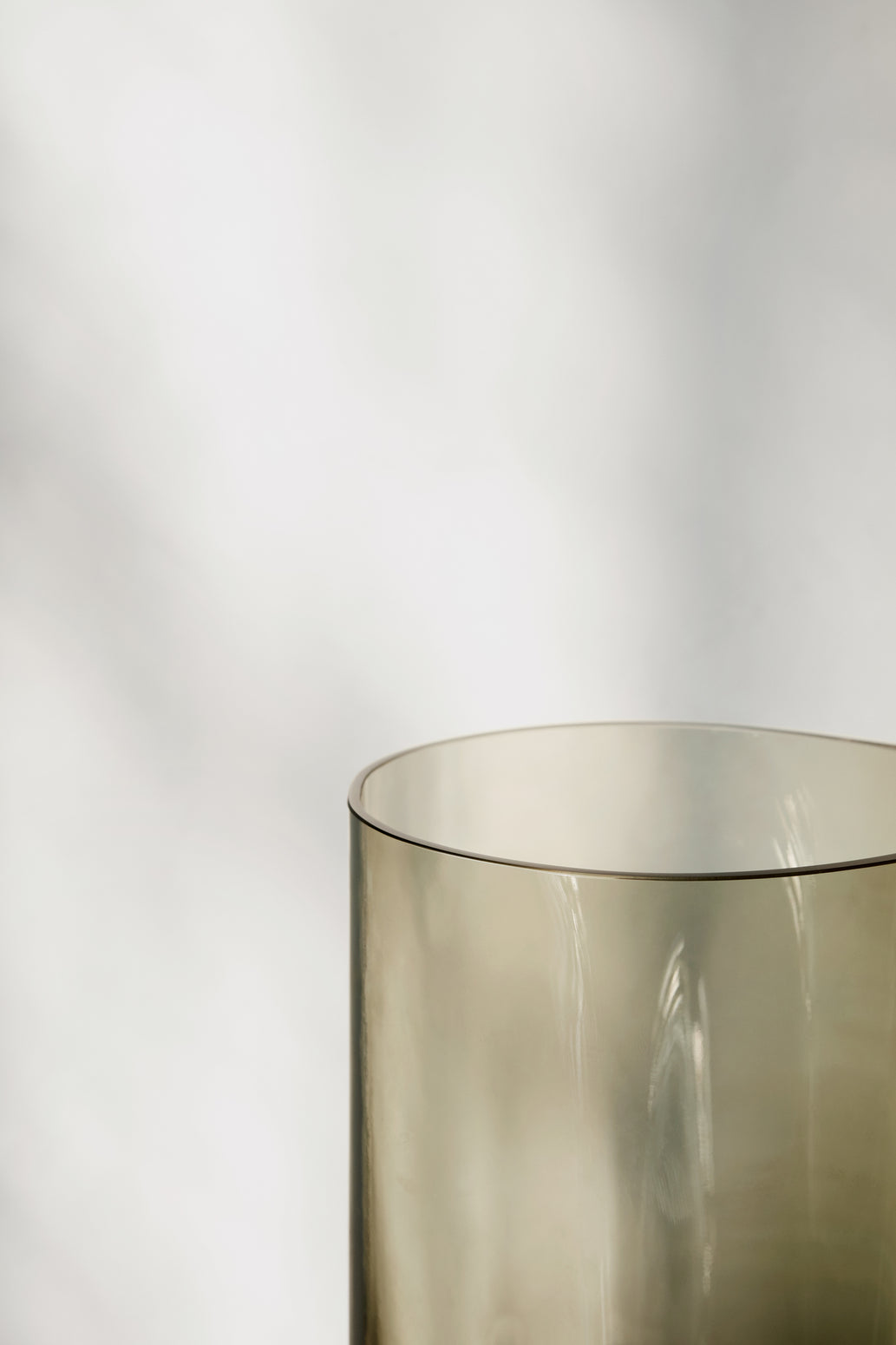 Vasen Aer har en elegant og myk form, og er laget i munnblåst, sotet glass.