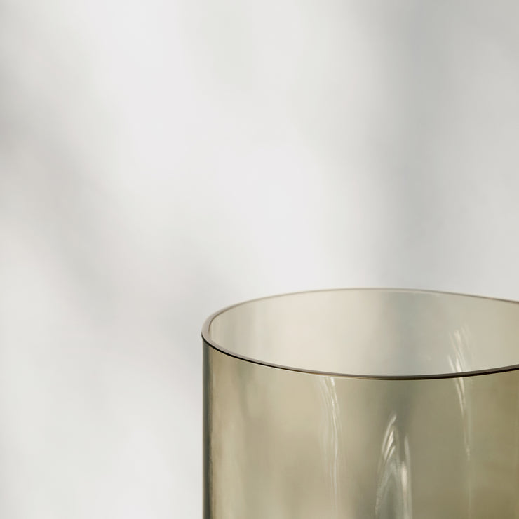 Vasen Aer har en elegant og myk form, og er laget i munnblåst, sotet glass.