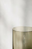 Vasen Aer har en elegant og myk form, og er laget i munnblåst, sotet glass.