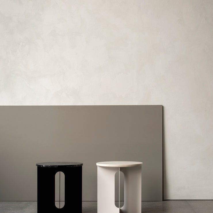 Bordets nydelige marmortopp og grafiske understell i stål, gjør at det glir inn i de fleste miljøer. Sidebordet er designet av den norske arkitekten og designeren Danielle Siggerud, og det kommer også i svart.