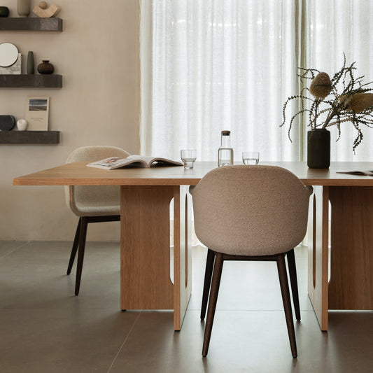 Det arkitekttegnede spisebordet Androgyne Dining Rectangular finnes også i naturlig, lys eik.
