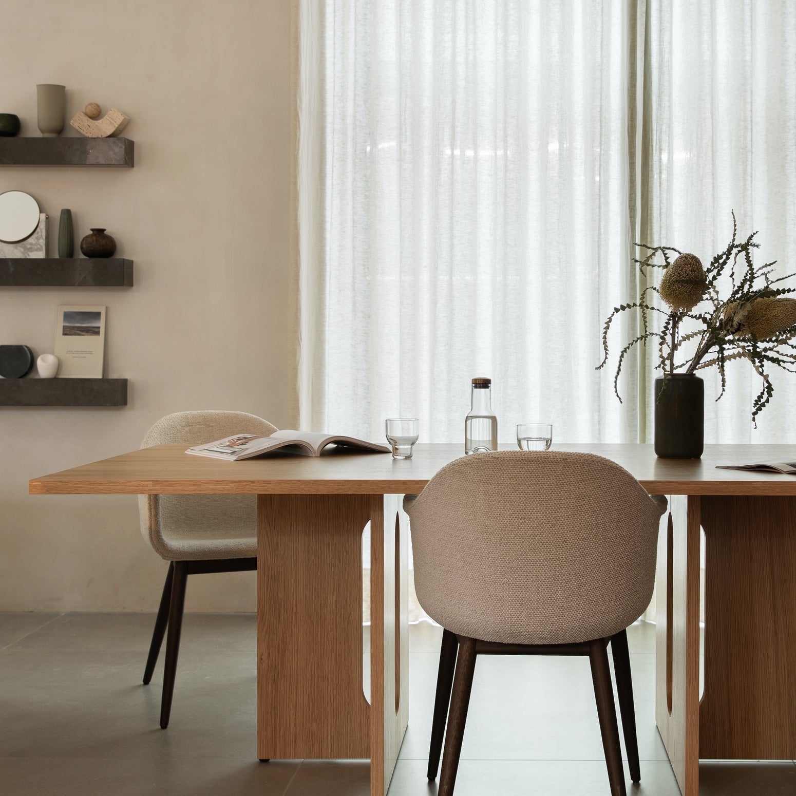 Det arkitekttegnede spisebordet Androgyne Dining Rectangular finnes også i naturlig, lys eik.