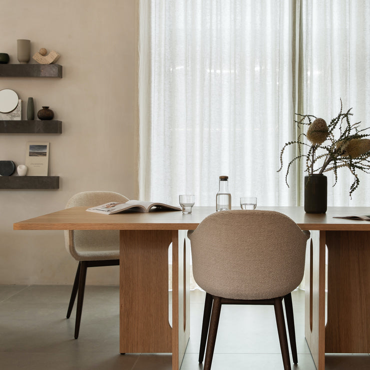 Det arkitekttegnede spisebordet Androgyne Dining Rectangular finnes også i naturlig, lys eik.
