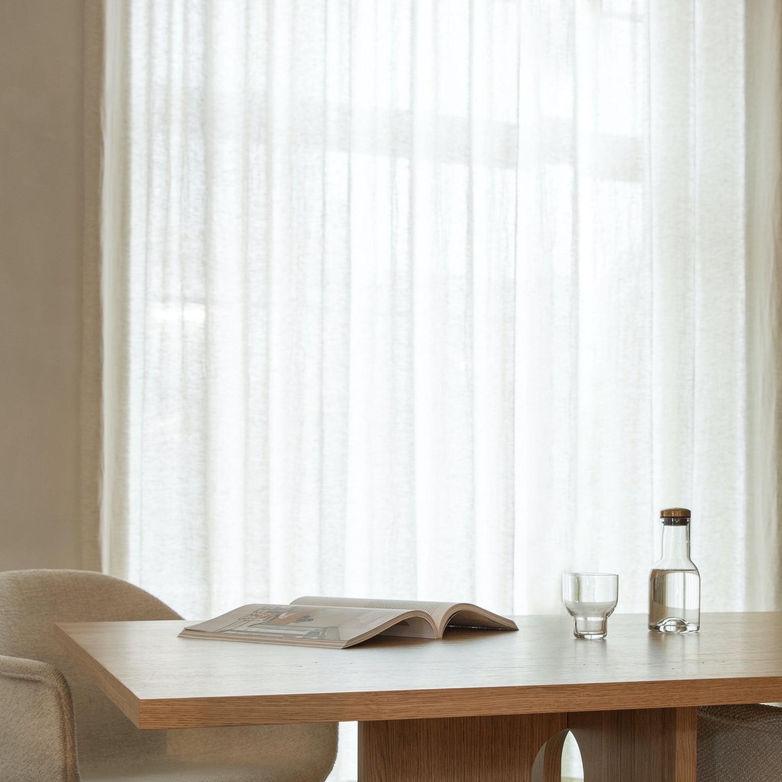 Spisebordet Androgyne Dining Rectangular i naturlig, lys eik.
