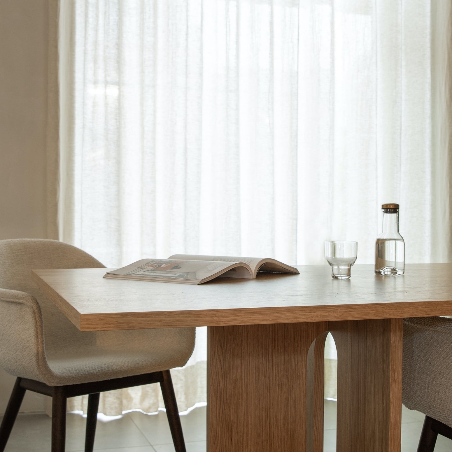 Spisebordet Androgyne Dining Rectangular i naturlig, lys eik.