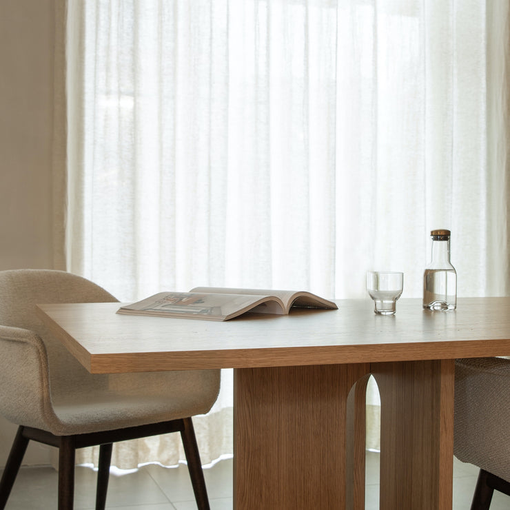 Spisebordet Androgyne Dining Rectangular i naturlig, lys eik.