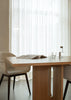Spisebordet Androgyne Dining Rectangular i naturlig, lys eik.