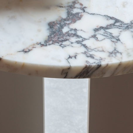 Platen er i Calacatta Viola Marble