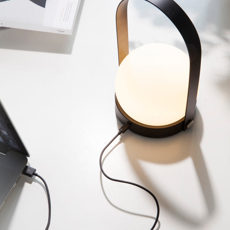 Lampen kan lades med en USB-kabel