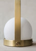 Fine materialer: Børstet messing og opalglass.