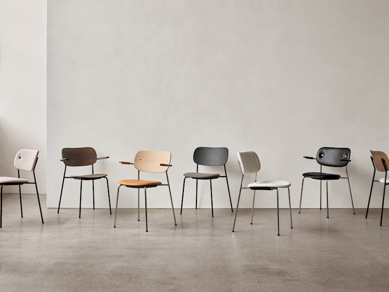 Co Dining chair kommer også med base i svart og helt- eller delvis polstretMen eller uten armlenerVi hjelper deg gjerne med å finne den perfekte stolen