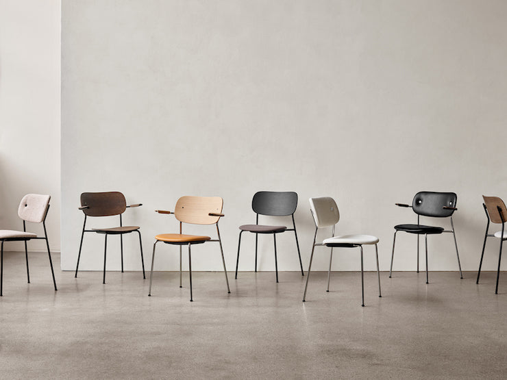 Co Dining chair kommer også med base i svart og helt- eller delvis polstretMen eller uten armlenerVi hjelper deg gjerne med å finne den perfekte stolen