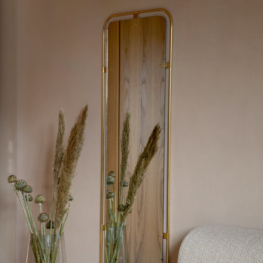 Nimbus speil, med polert messingramme. passer fint i garderoben eller entreen.