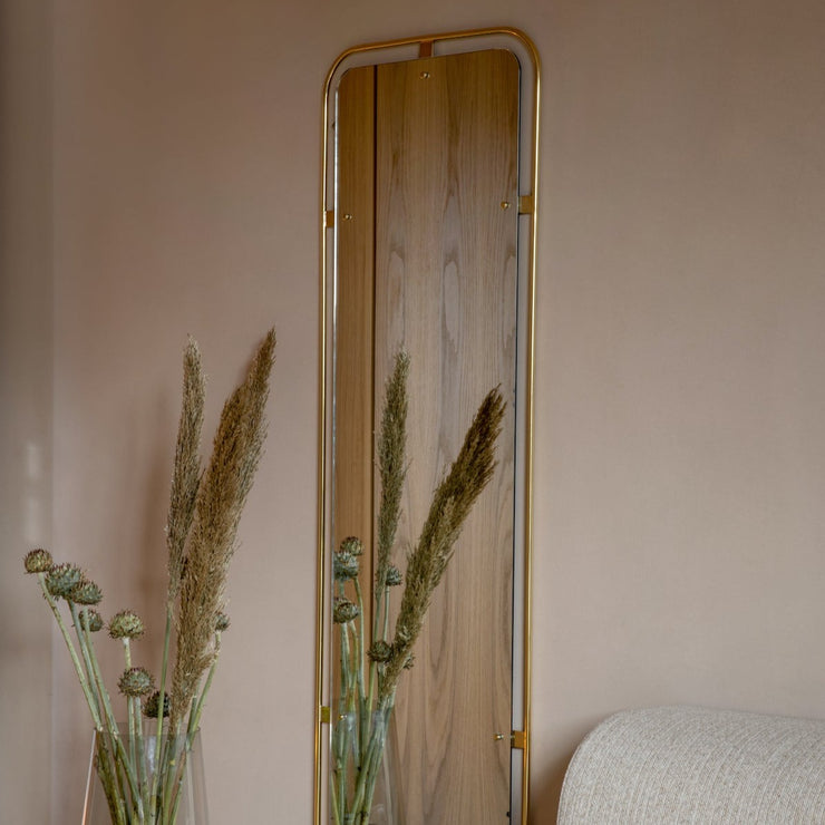 Nimbus speil, med polert messingramme. passer fint i garderoben eller entreen.