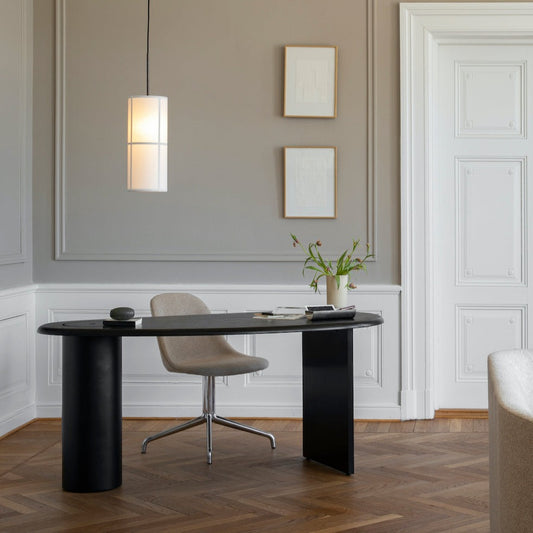 Skrivebordet her en avrundet, asymmetrisk form og kan plasseres på mange måter – også ut fra veggen, slik at du kan ha utsikt ut i rommer når man sitter og jobber.