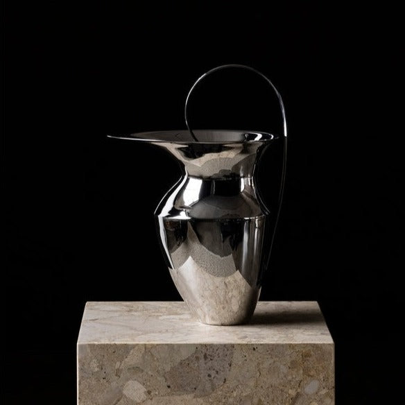 Vannmuggen Etruscan pitcher H33 er utformet i speilblank rustfritt stål, som gir en robust men elegant finish