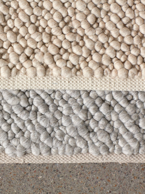 Gravel rug kommer i to farger- Grey og Ivory