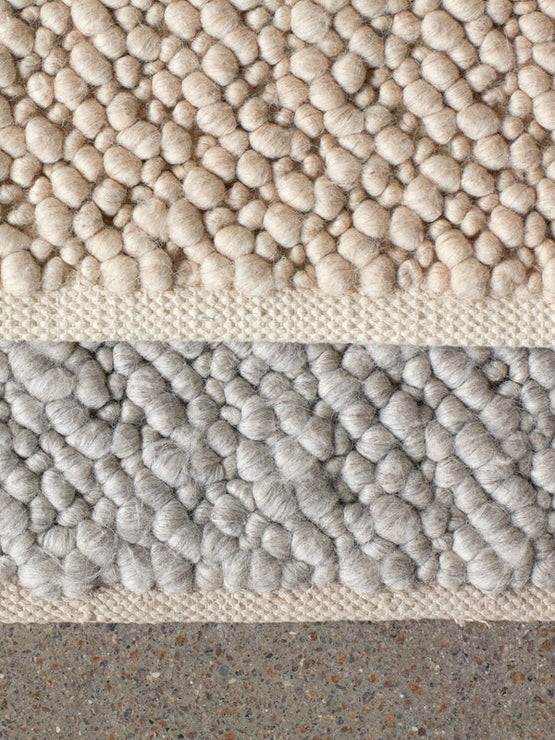 Gravel rug har en myk tekstur, og kommer i to farger, Ivory og Grey