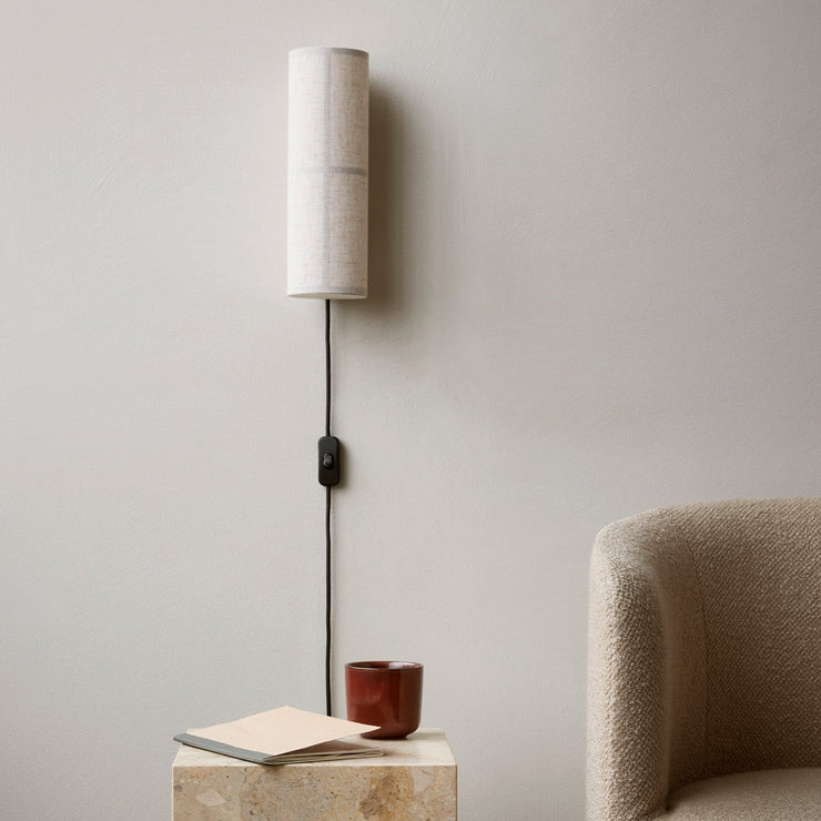 Lampen kommer med ledning med bryter, men kan også kobles direkte på vegg. (Bildet avviker noe fra virkeligheten- platen bak er normalt synlig)