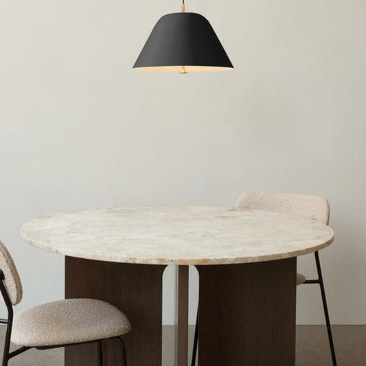 Spisebordet Androgyne Dining Table fra Menu, er et naturlig, vakkert og skulpturelt spisebord. Spisebordet er designet av den norske arkitekten Danielle Siggerud.