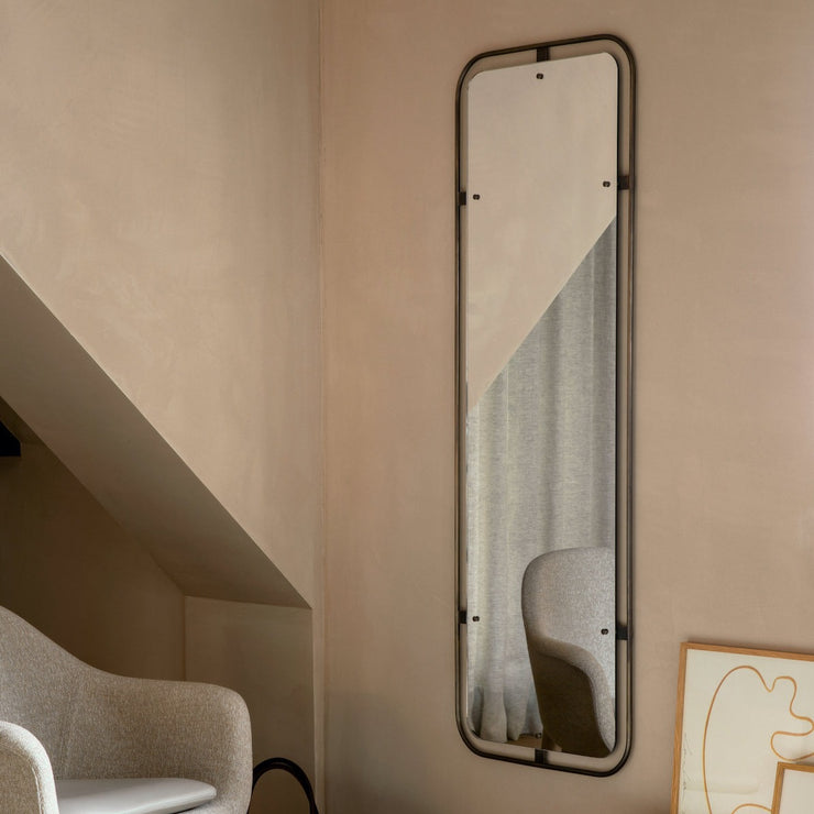 Nimbus speil, med brunert messingramme. Fin i garderoben eller entreen.