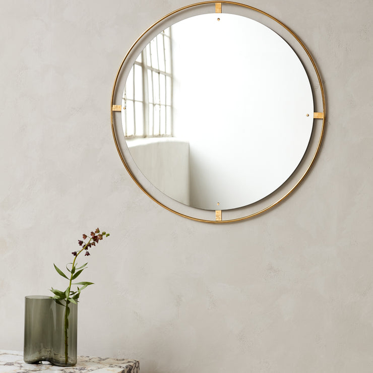 Vasen Aer har en elegant og myk form, og er laget i munnblåst, sotet glass.