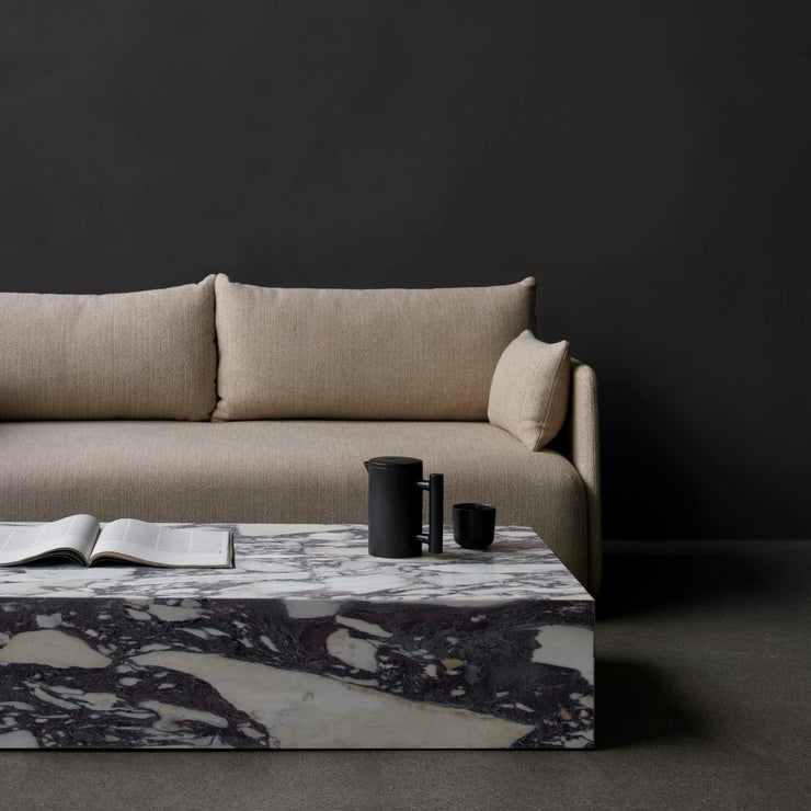 Kanskje er du ute etter et statement-piece til stua? Sofabordet Plinth Grand i vakker Calacatta Viola-marmor vil garantert få gjestene dine til å stoppe opp.