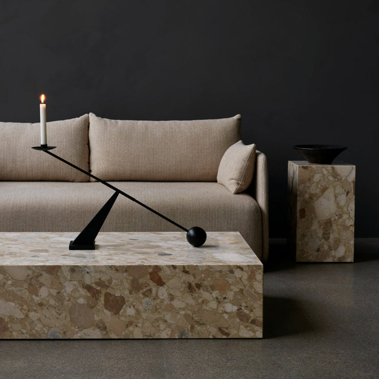 Dette skulpturelle og lavtliggende sofabordet er både sofistikert og tidløst i materialer og uttrykk. 