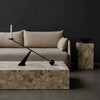 Dette skulpturelle og lavtliggende sofabordet er både sofistikert og tidløst i materialer og uttrykk. 