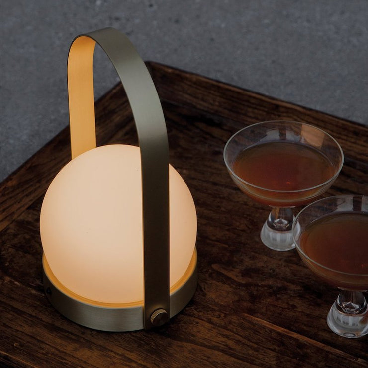 Lampen kan lades med en USB-kabel, og kan lyse opp der du ikke har tilgang til strøm