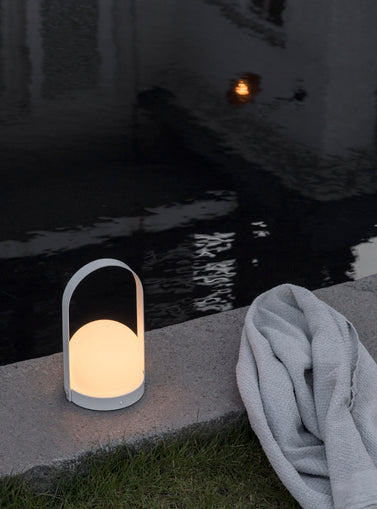 Carrie LED lamp kan brukes både inne og ute.