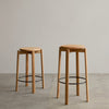 Barkrakken Passage Counter Stool designet av Krøyer-Sætter-Lassen for Menu har et slankt og klassisk utseende. Velg mellom en naturlig eller mørklakkert finish.