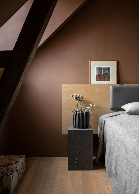 Marmorbordet Plinth Tall fra Menu, skaper en moderne eleganse uansett hvor det plasseres i hjemmet.