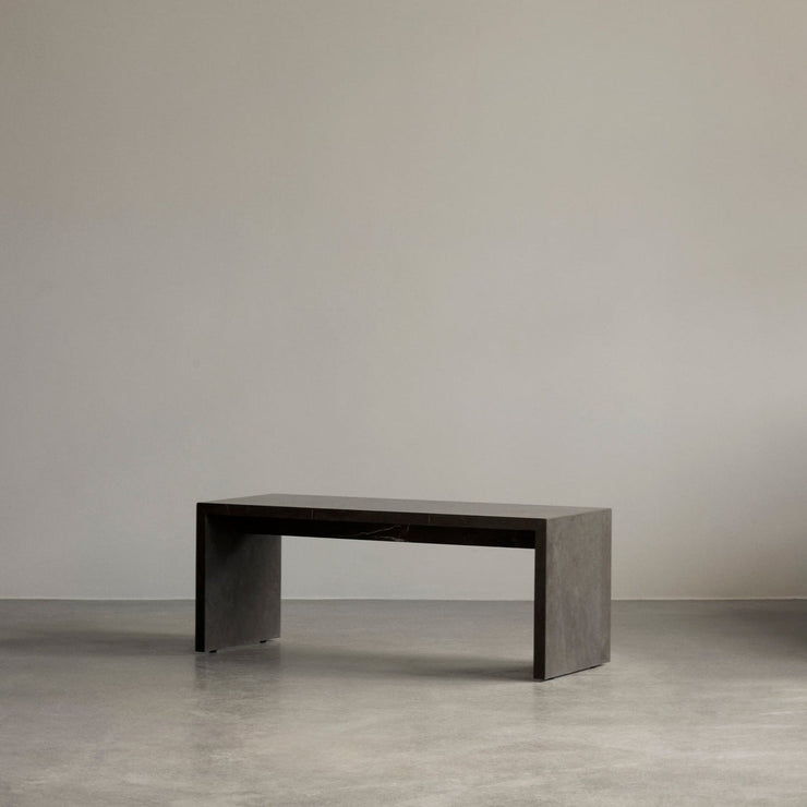 I den renskårne møbelserien Plinth er det utvilsomt de vakre naturmaterialene som spiller hovedrollen.  Bruk Plinth Bridge som utstillingsplass til favorittobjektene dine eller som et forhøyet sofa- eller sidebord. 