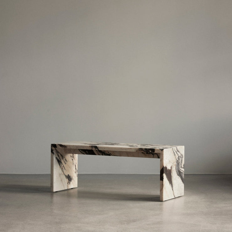  Men selv om Plint Bridge er dimensjonert for å passe på tvers av de lave sofabordene i Plinth-serien fungerer det også utmerket alene som et forhøyet sofa- eller sidebord.