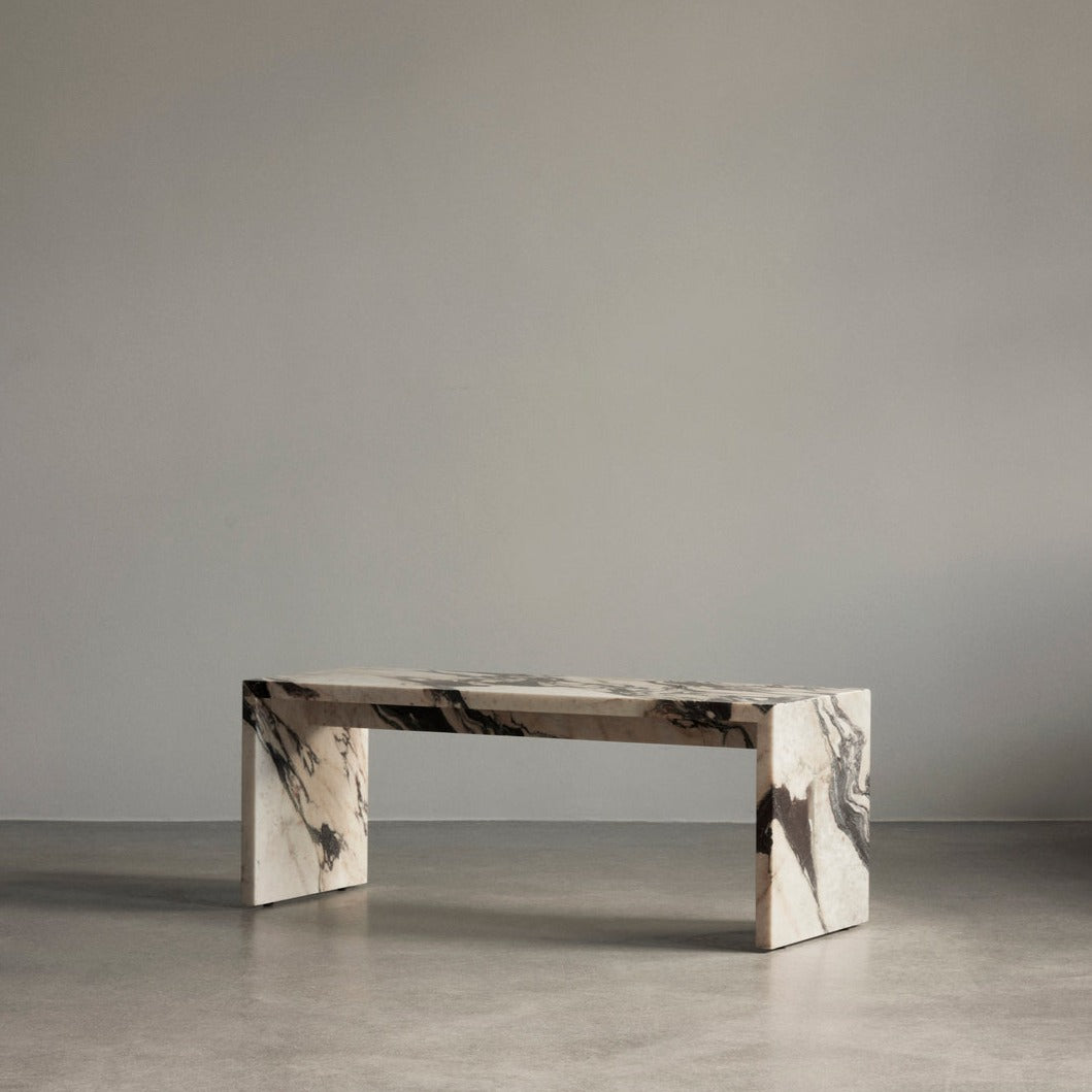 Plinth Bridge finnes i flere marmortyper, deriblant vakker Calacatta Viola-marmor.