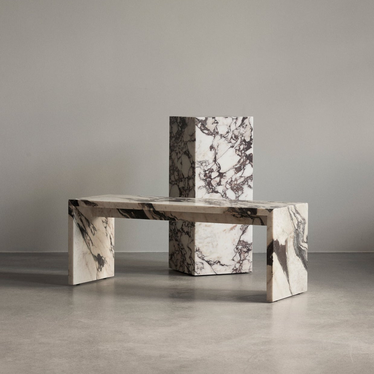 I den renskårne møbelserien Plinth er det utvilsomt de vakre naturmaterialene som spiller hovedrollen. 