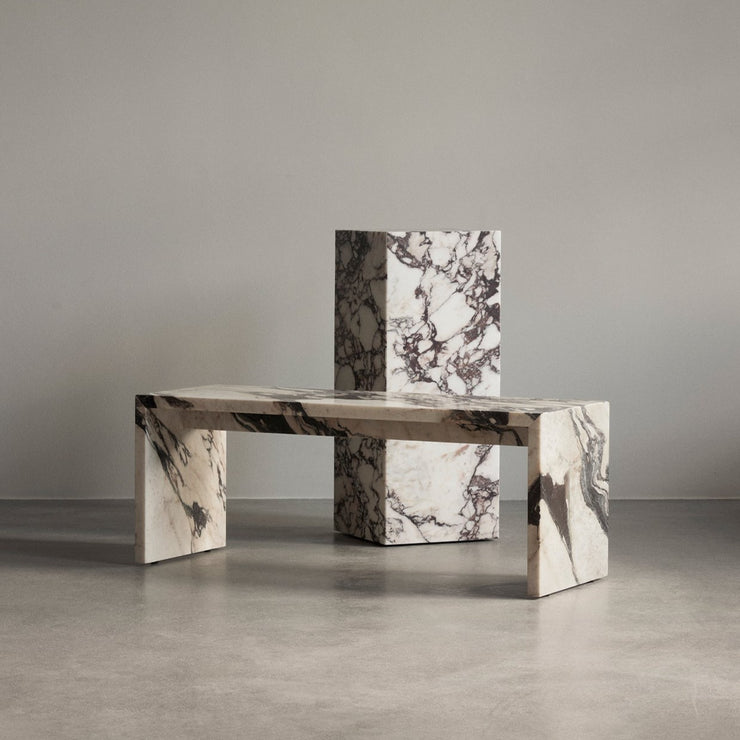 I den renskårne møbelserien Plinth er det utvilsomt de vakre naturmaterialene som spiller hovedrollen. 