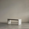 Plinth Bridge i elegant, hvit Carrara-marmor. Den klassiske silhuetten og materialkvaliteten gjør det til et tidløst objekt du vil kunne ha glede av i lang tid.