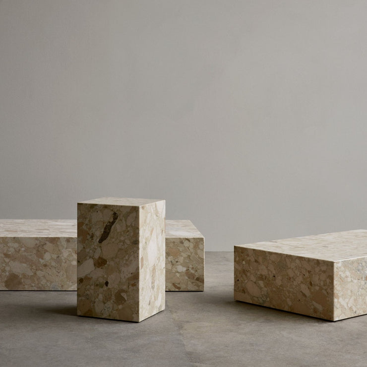 Plinth-kolleksjonen til Menu består av flere typer bord og pidestaller i ulike størrelser og finnes i flere typer marmor, i tillegg til Kunis Breccia-stein.