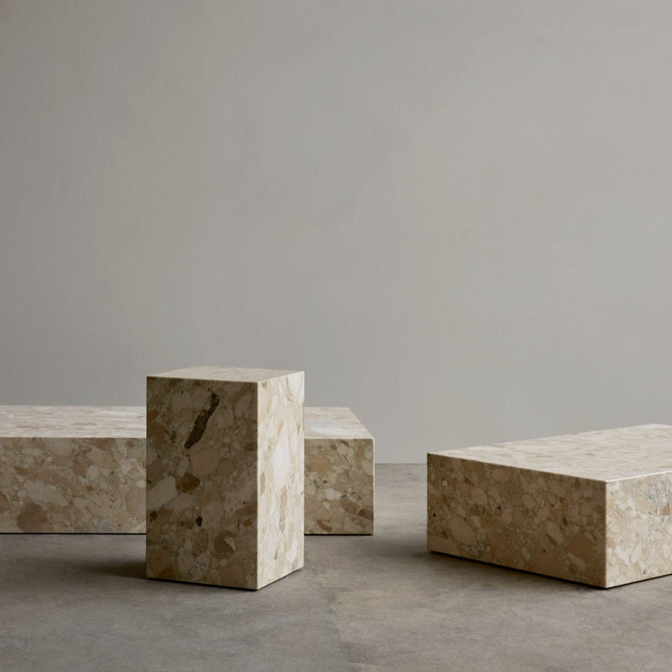 I Plinth-serien finnes det også kubeformede bord og pidestaller, samt mindre hyller. Vi kan varmt anbefale å sjekke ut hele kolleksjonen!