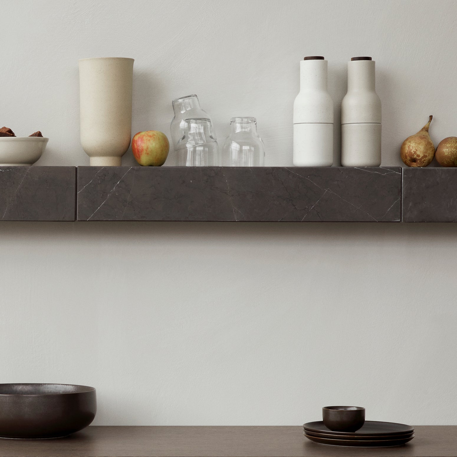 Plinth-hyllen er fin å ha over kjøkkenbenken, som fast plass til de fineste tingene du bruker hver dag. Plinth-hyllen kommer også i mørk marmor. 