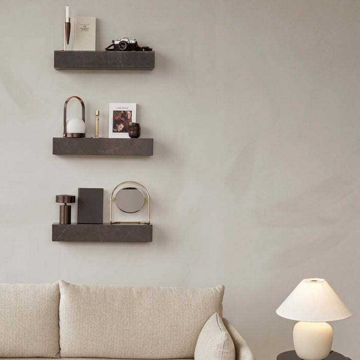 Den minimalistiske hyllen blir et elegant tilskudd til interiøret, og står særlig godt til lysere toner og strukturerte flater.