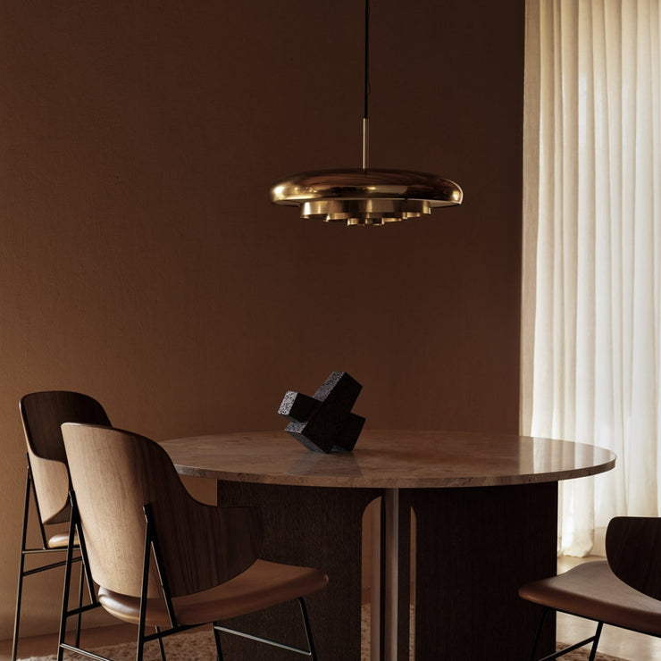 Messing og mørkt treverk i kombinasjon med lyse tekstiler fremhever tiden lampen ble designet i ytterligere!