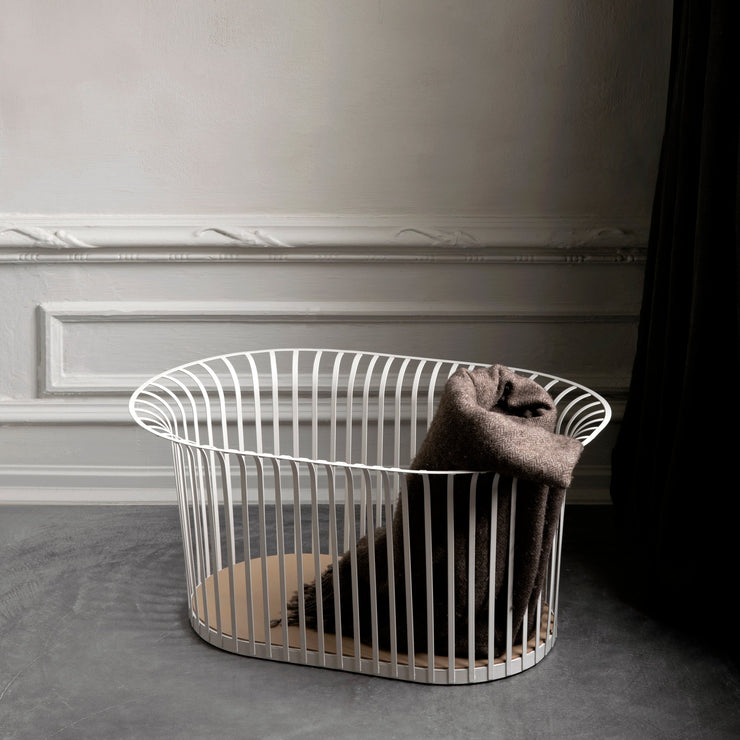 Ribbon Basket fra Menu, designet av Norm Architects, er en raus oppbevaringskurv med god plass - og definitivt like dekorativ som den er nyttig! Kurven kommer i fargene Ivory og Black.