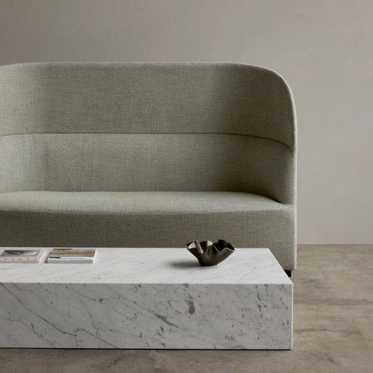 Ute etter et skulpturelt blikkfang til stua? Sofabordet Plinth Grand i klassisk, hvit Carrara-marmor kjennes sofistikert og akkurat passe moderne.